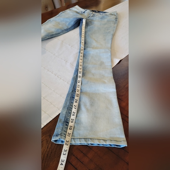 90s Vintage Light Wash Jeans - Picture 9 of 13